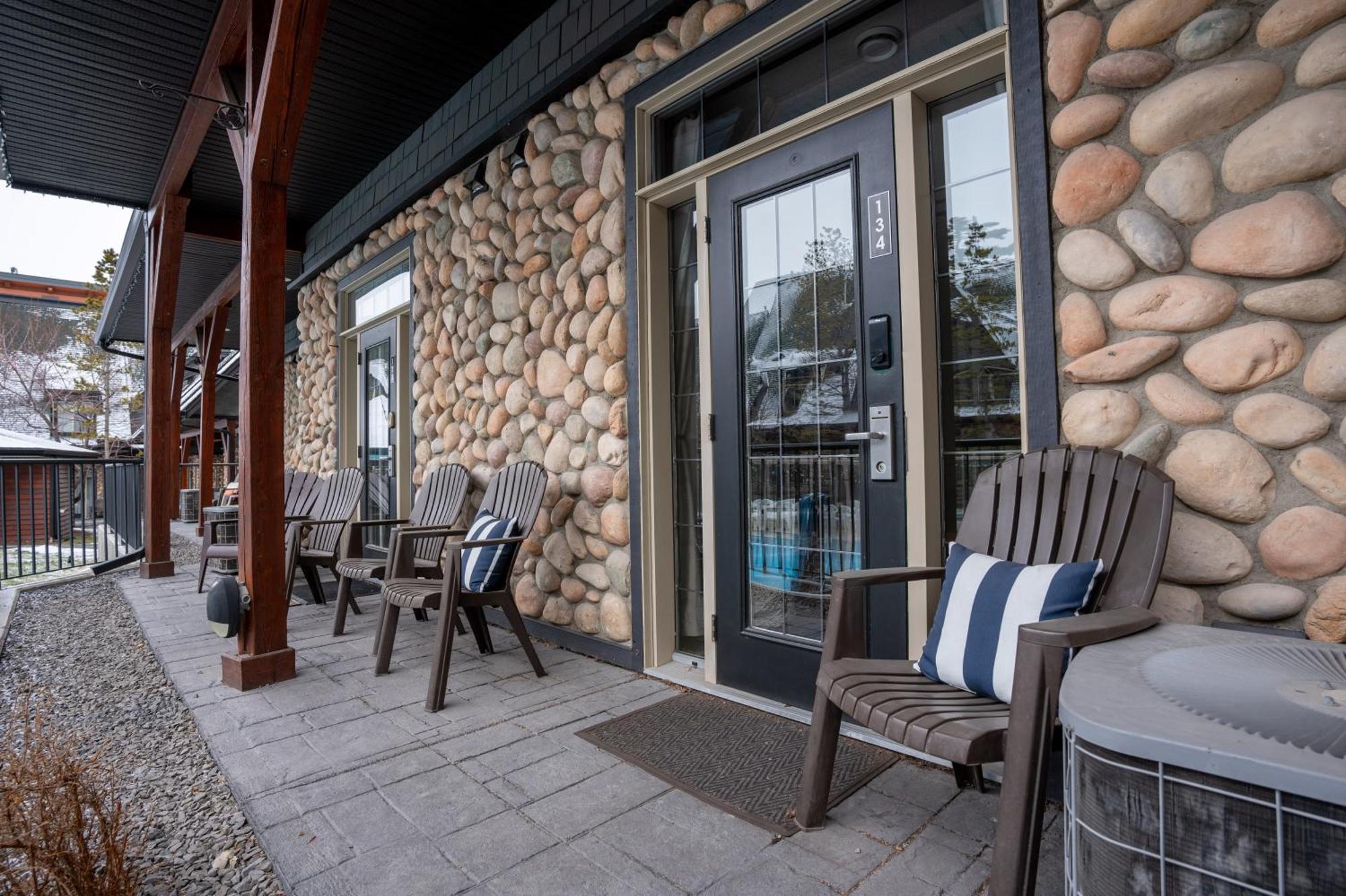 Grotto Canyon Chalet Канмор Экстерьер фото