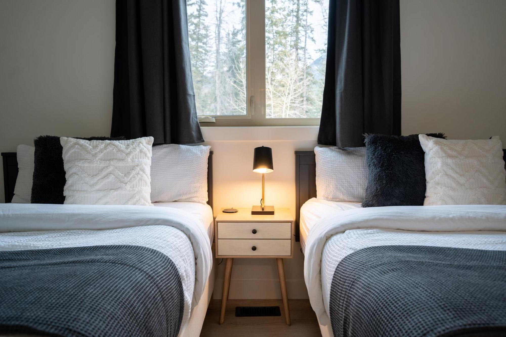 Grotto Canyon Chalet Канмор Экстерьер фото