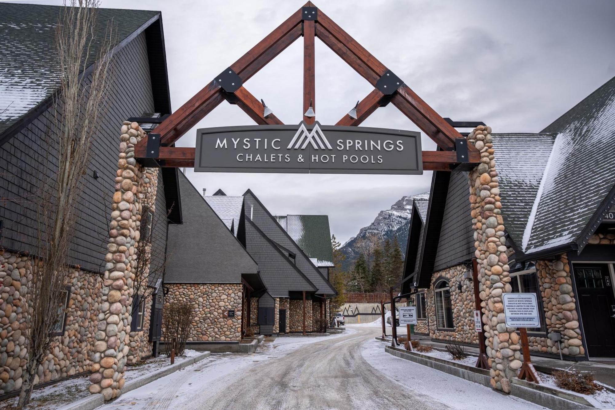 Grotto Canyon Chalet Канмор Экстерьер фото